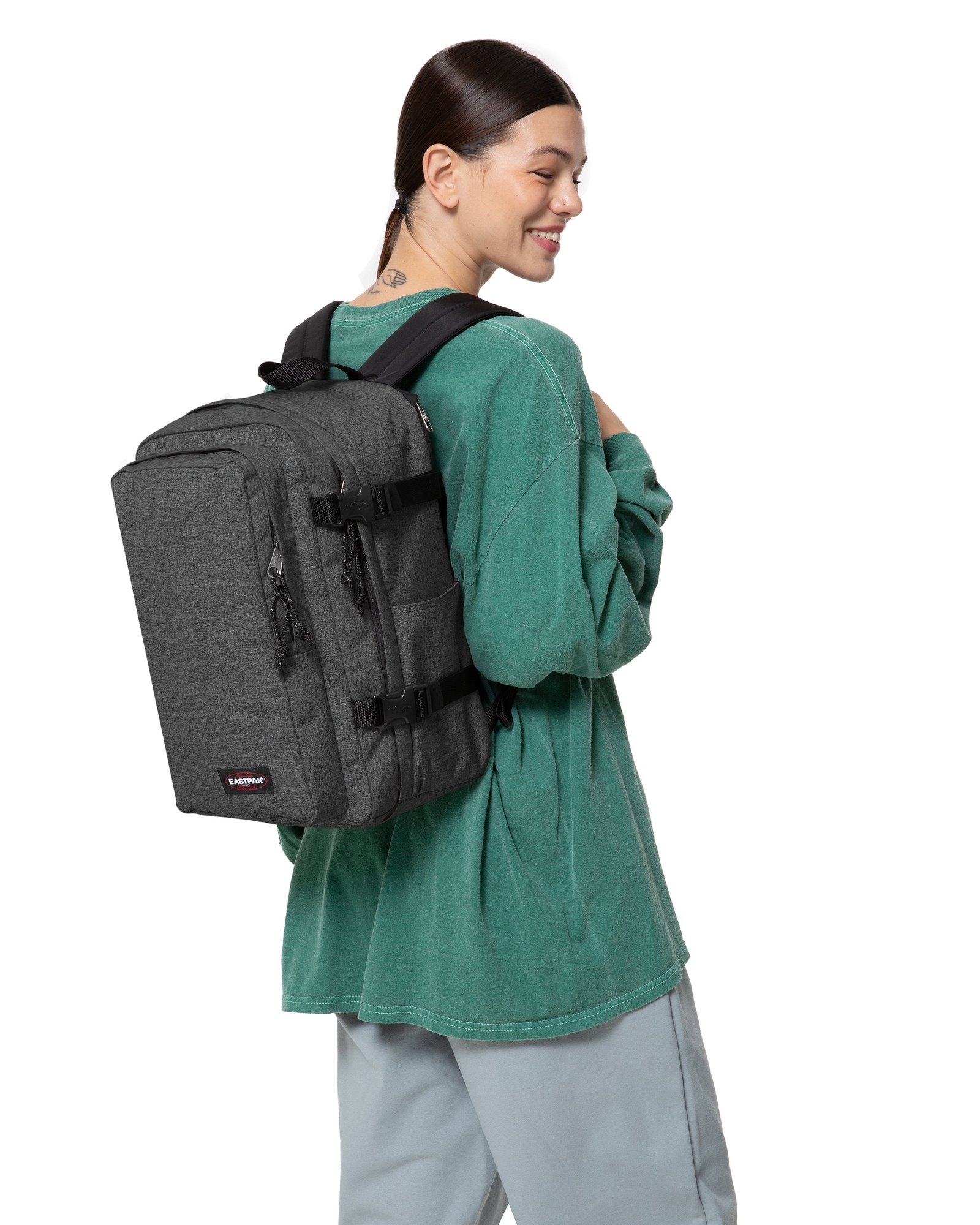 Mochila Eastpak Cabin Pak'r en color Black Denim, llevada a la espalda. Foto del fabricante.